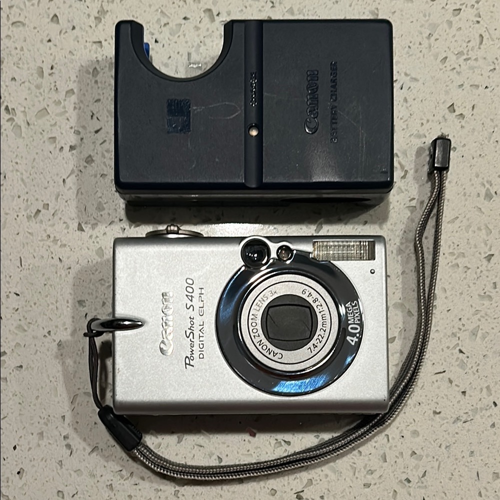 Canon PowerShot S400 in Silver.